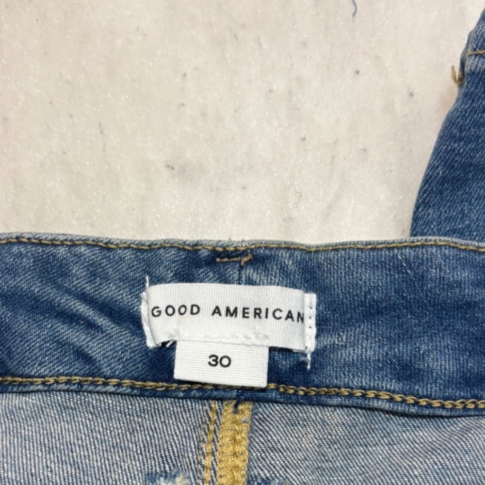 Good American Straight Leg Jeans in Medium Blue - Picture 6 of 9